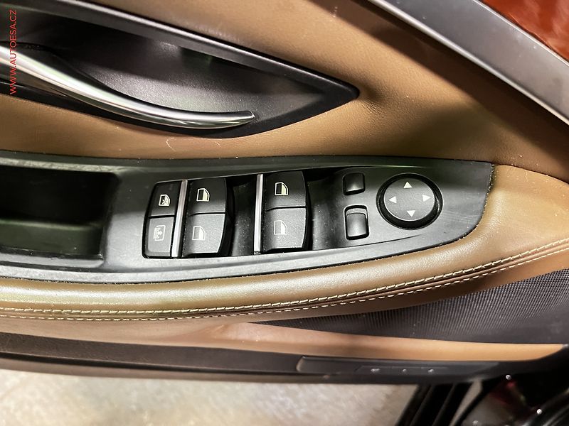 BMW Řada 5 (2015) 3.0D 535d xDrive, AT, navi - fotka 12 z 17