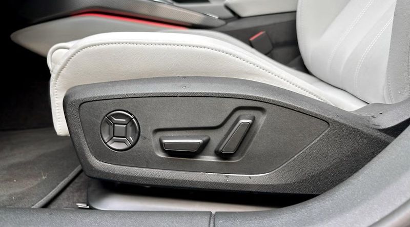 Audi A5 Avant 2.0 e-hybrid Q 360 kam. - fotka 15 z 23