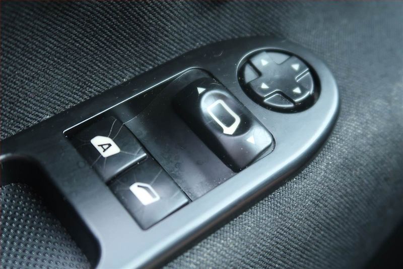 Peugeot 207 (2010) 1.4 HDI, nová STK, rezervace - fotka 15 z 16