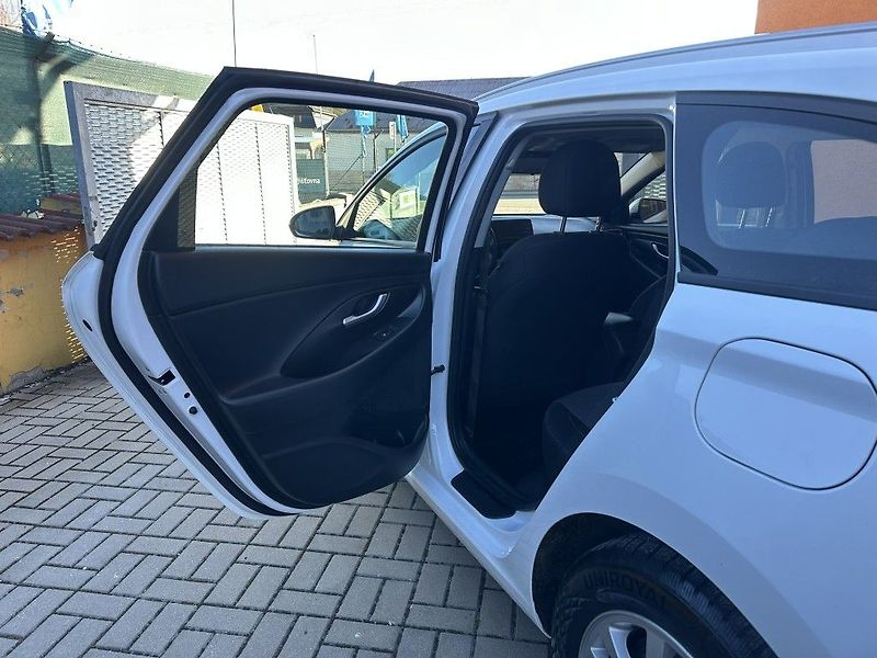 Hyundai i30 1.6 CRDi 85kW serviska - fotka 20 z 25
