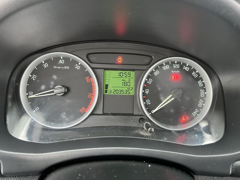 Škoda Fabia 1.4MPI 63KW,KLIMA,ALU,TEMPOMAT - fotka 33 z 38
