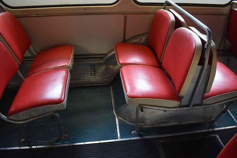 Tomuto autobusu je přesně padesát let. A je zcela původní