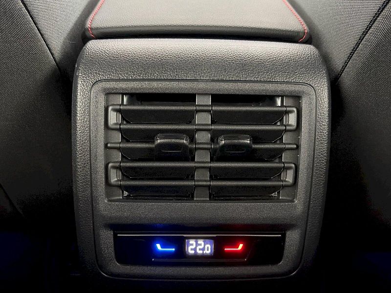 Volkswagen Golf (2024) GTI 2.0 TSI 180kW - fotka 27 z 29