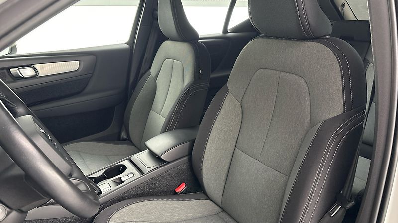 Volvo XC40 2.0 T3 AUT Momentum Pro - fotka 15 z 28