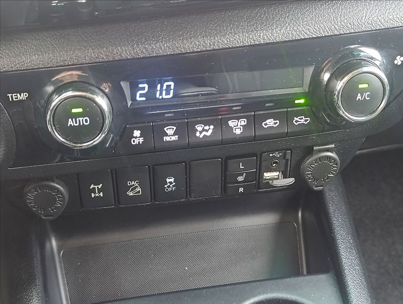 Toyota Hilux 2,4 D-4D Kamera Tažné 1maj. ČR - fotka 19 z 43