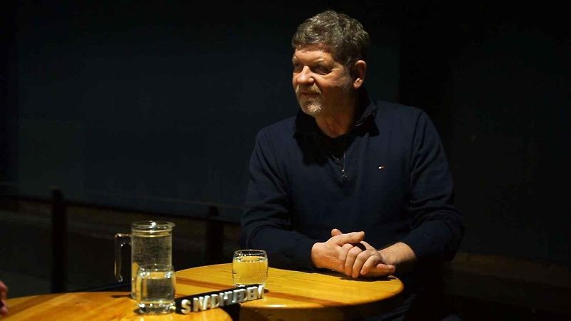 Vlastimil Malík coby prezident AMK Šternberk (v tmavém) ve videocastu Deník s nadhledem s moderátorem Romanem Štěpánkem.