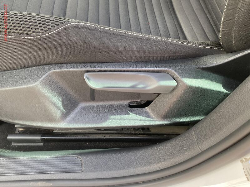 Volkswagen Golf (2015) 1.2 TSi, CUP, výhřev sed - fotka 14 z 17