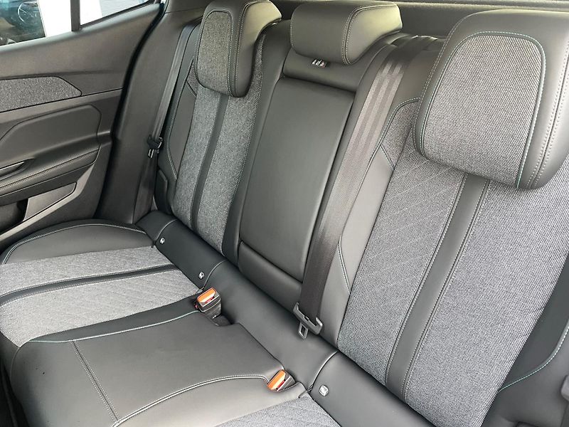 Peugeot 408 (2023) Allure 1,2 PureTech 130k EAT8 - fotka 6 z 7