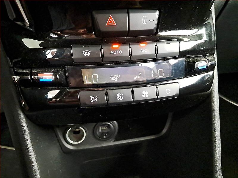 Peugeot 208 (2017) 1.6 BlueHDi, Serv.kniha, Navi - fotka 13 z 17