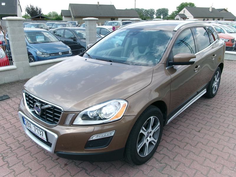 Volvo XC60 (2012) 2,4 D5 SUMMUM 169kW AC NAVI - fotka 1 z 37