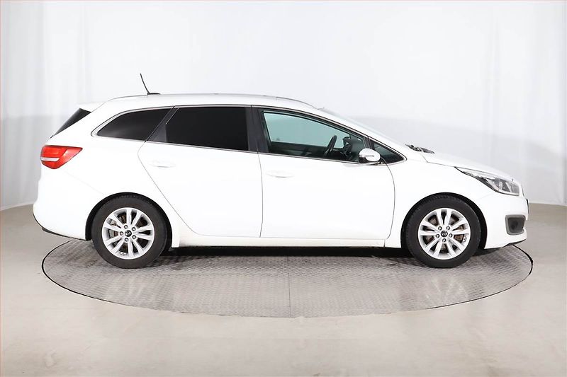 Kia Ceed (2017) Silver 1.6 GDI, Navi, Tempomat - fotka 6 z 23