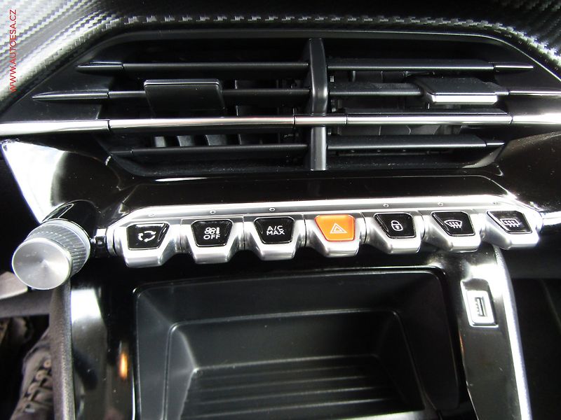 Peugeot 2008 (2021) 1.2 PT, ČR, Active - fotka 16 z 19