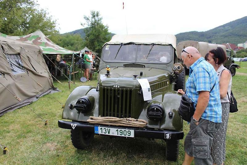 Majitel Tatry 128 František Zimmermann za volantem. Jeho vůz byl středem pozornosti vojenského kempu v Oseku u Duchcova.