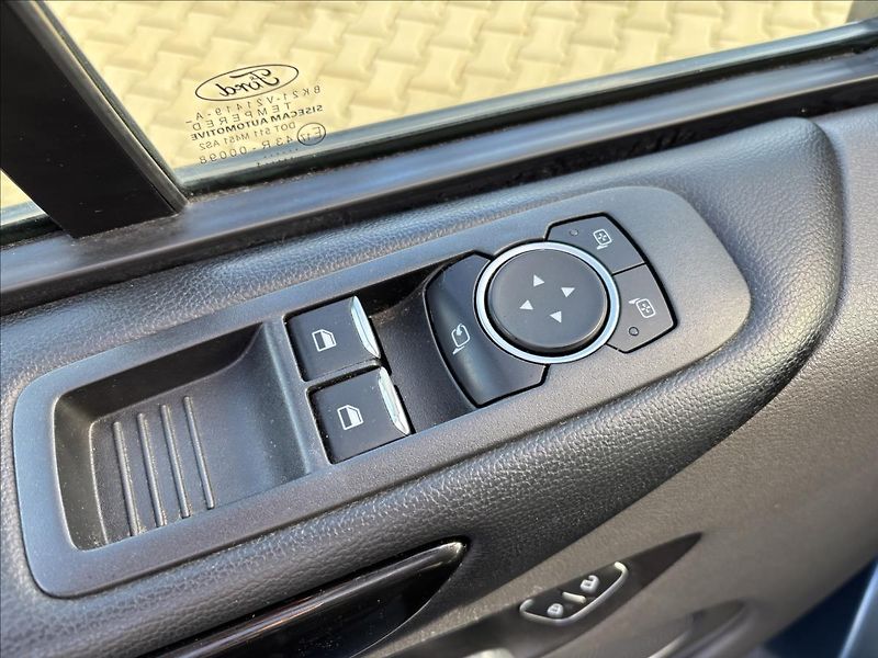 Ford Tourneo Custom 2,0 EcoBlue 136kW Titanium - fotka 22 z 36