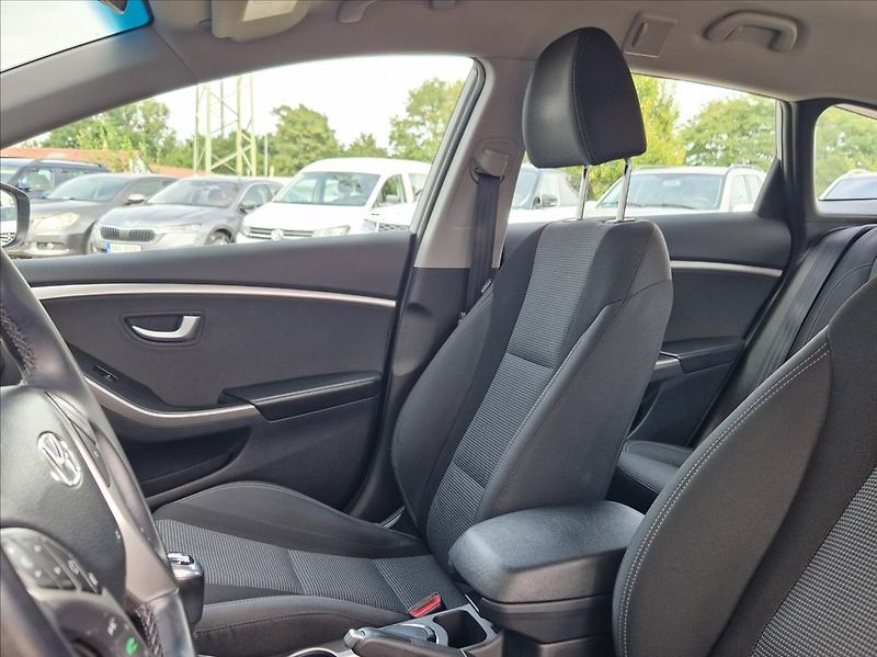 Hyundai i30 1,6 i 1.MAJITEL POUZ AUTORIZAK - fotka 15 z 32