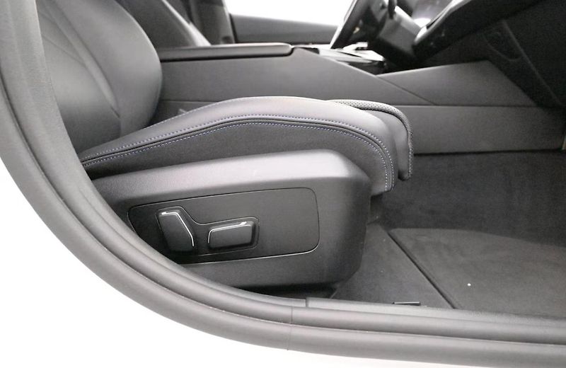BMW i5 eDrive40 Touring SoH 96% Tažné - fotka 10 z 21