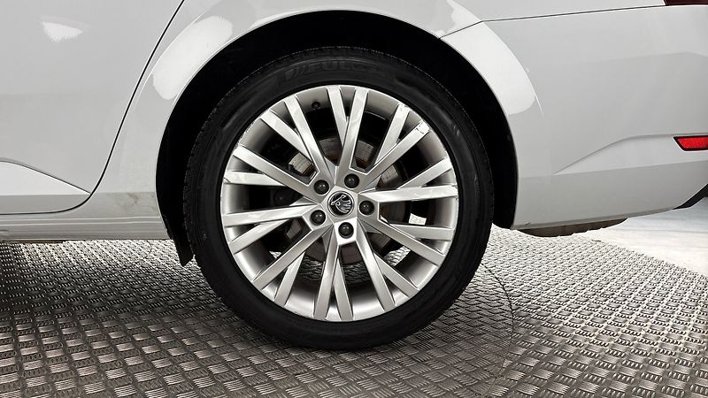 Škoda Superb 2.0 TDI DSG 4x4 Style Combi - fotka 19 z 30