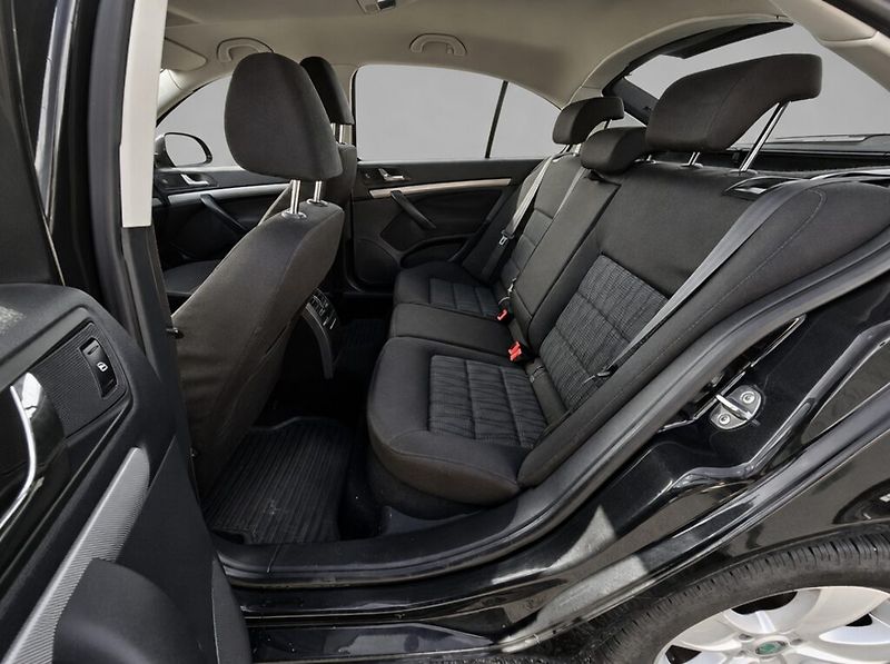 Škoda Octavia (2012) 1.6 TDi 77Kw Elegance - fotka 12 z 23