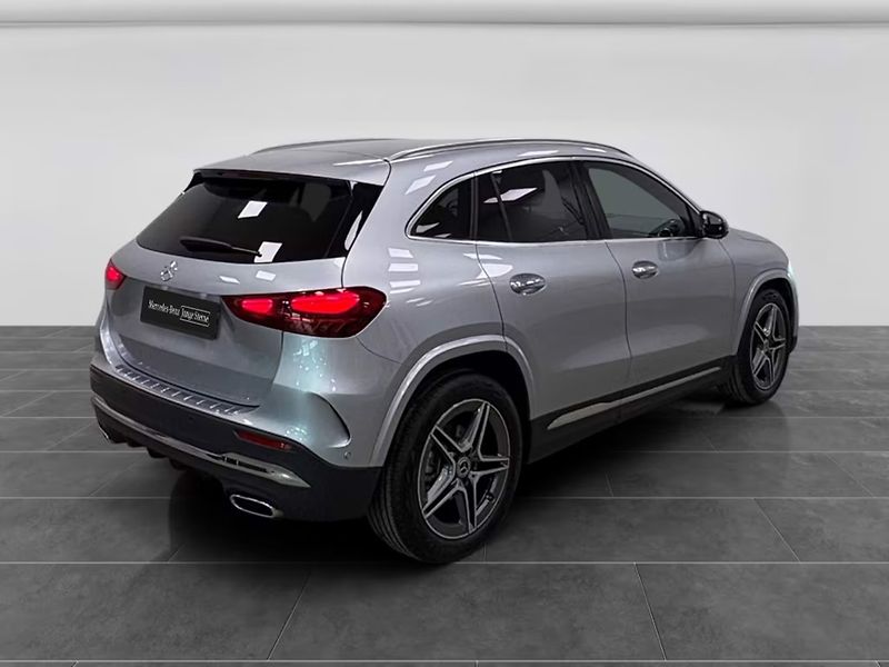 Mercedes-Benz GLA 180 AMG Kamera Keyless Ambient - fotka 7 z 16