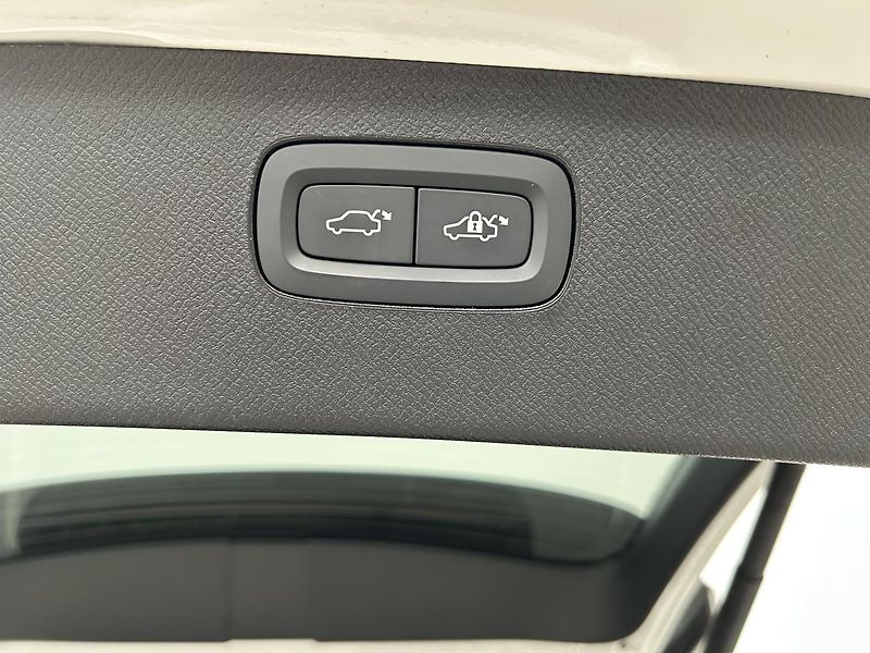 Volvo XC90 2.0 B5 4x4 . - fotka 25 z 26