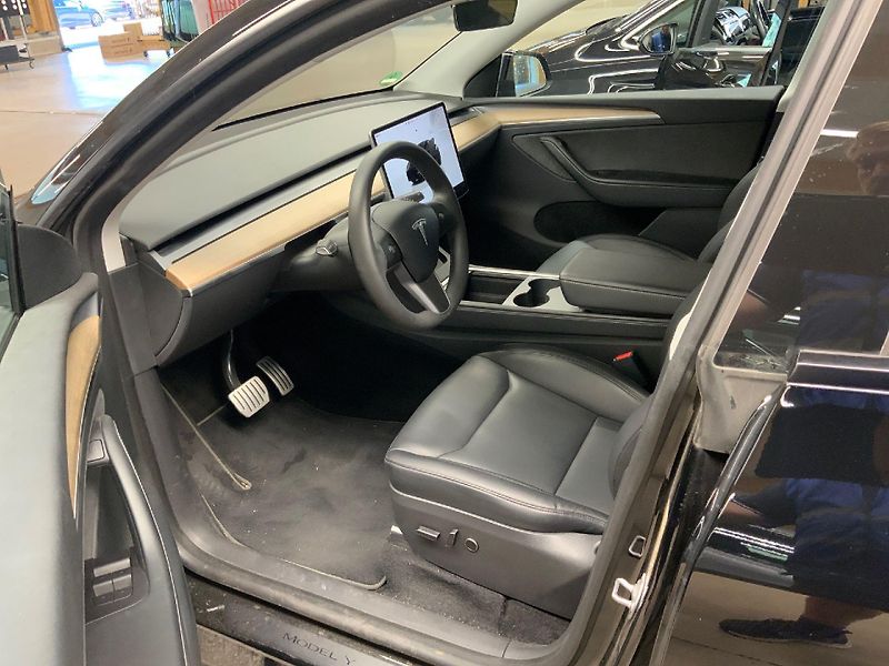 Tesla Model Y PERFORMANCE 393kw 21ALU 94,0% - fotka 6 z 8