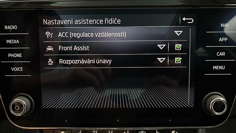 Škoda Superb 2.0 TSI DSG 4x4 Scout Combi - fotka 26 z 32