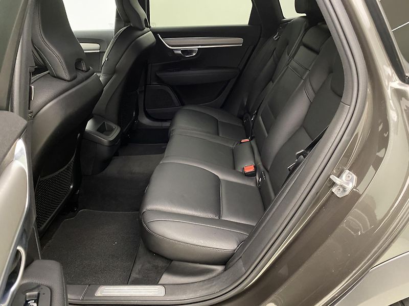 Volvo V90 CC D5 AWD MOMENTUM AUT CZ - fotka 5 z 44