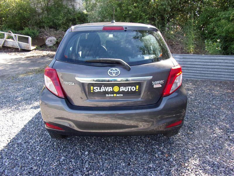 Toyota Yaris (2012) 1.3i 73kW LOUNGE AUT.KLIMA KM - fotka 6 z 23