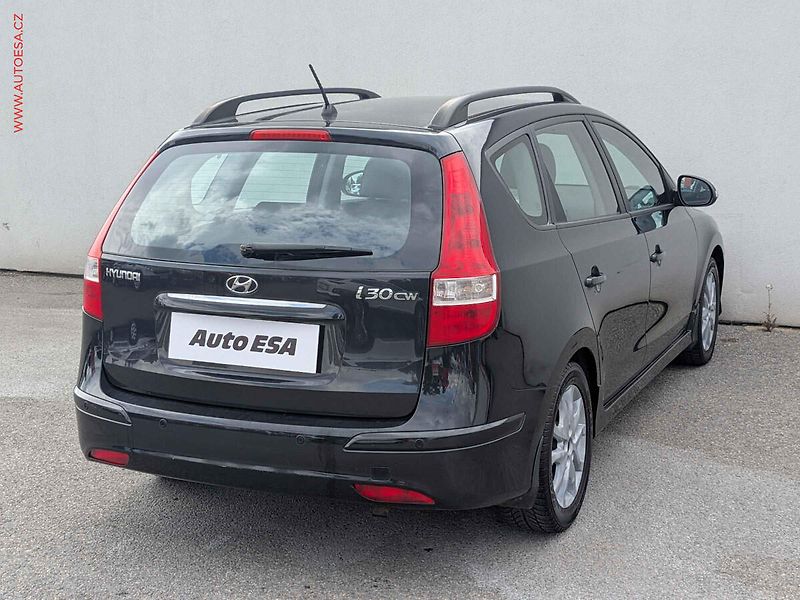 Hyundai i30 (2010) 1.6i, ČR, AC, park.asist - fotka 4 z 13