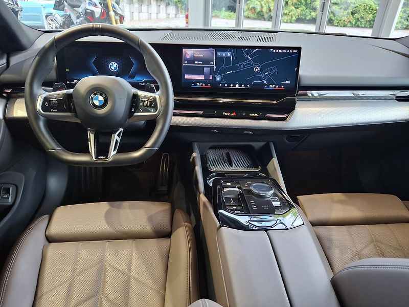 BMW Řada 5 520d xDrive Touring M-Sport - fotka 10 z 34