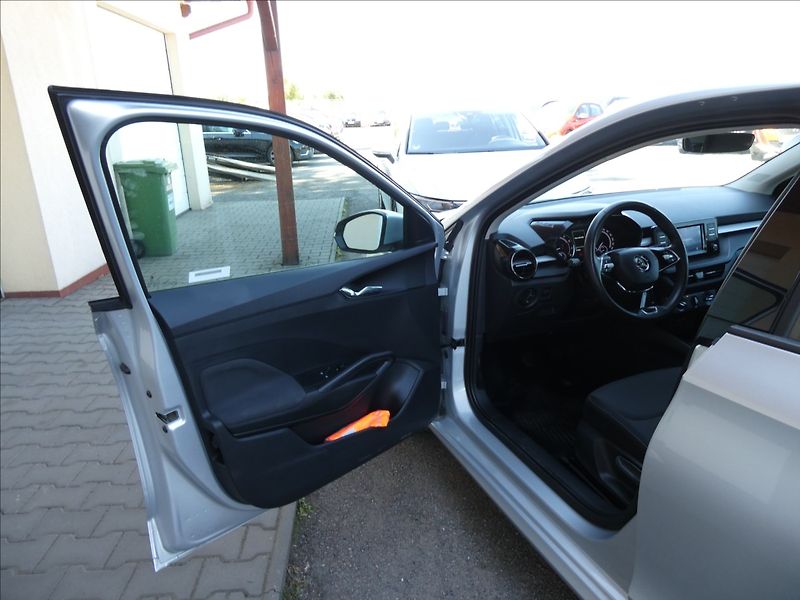 Škoda Fabia 1,0 TSi 70kW koupeno v ČR, DPH - fotka 20 z 39