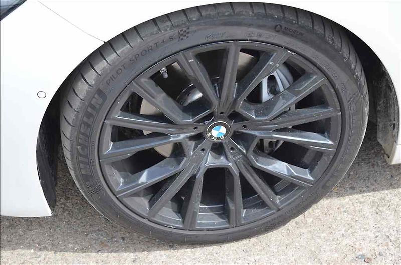 BMW Řada 7 (2019) L 740 I 3,0 - fotka 8 z 30