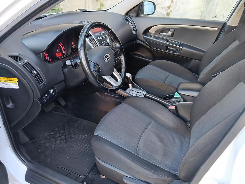 Kia Ceed (2010) 1.6D/85kW, automat, výhřev, AC - fotka 7 z 24