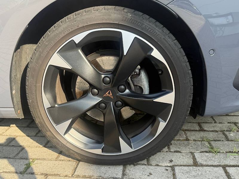 Cupra Leon (2023) 1.5 eTSI  DSG 150k - fotka 8 z 38