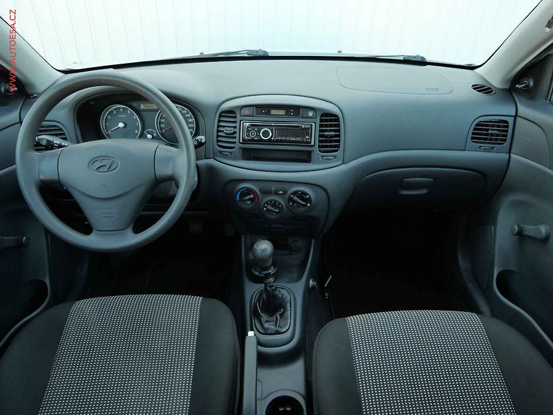 Hyundai Accent (2010) 1.4i, 1.maj,ČR, TZ, park - fotka 8 z 14