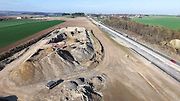 Stavba dálnice D7 Praha - Chomutov mezi Knovízem ve Středočeském a Panenským Týncem v Ústeckém kraji.