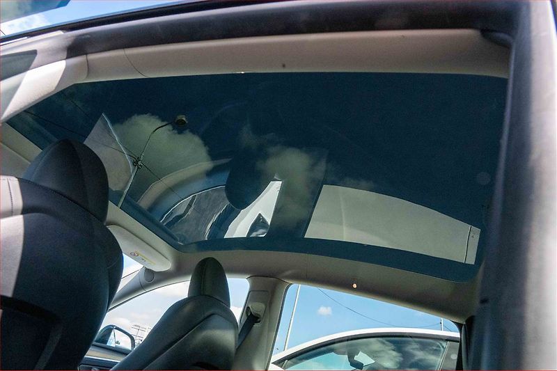 Tesla Model Y (2023) RWD LFP 60kWh, SoH 93% - fotka 21 z 23