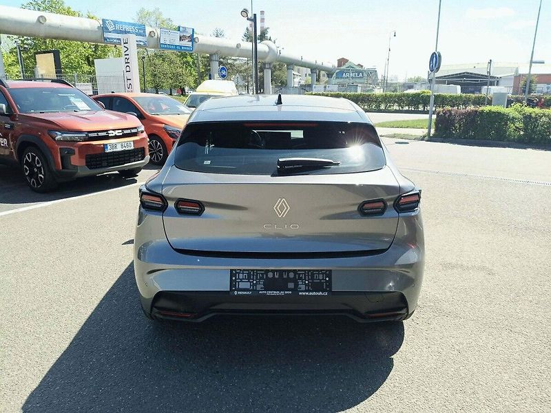 Renault Clio (2026) evolution TCe 115 + zimní pneu - fotka 7 z 20
