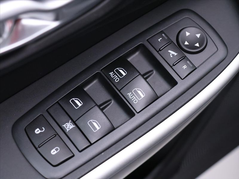 Jeep Cherokee 2,2 M-Jet 147kW Aut. AWD DPH - fotka 16 z 31
