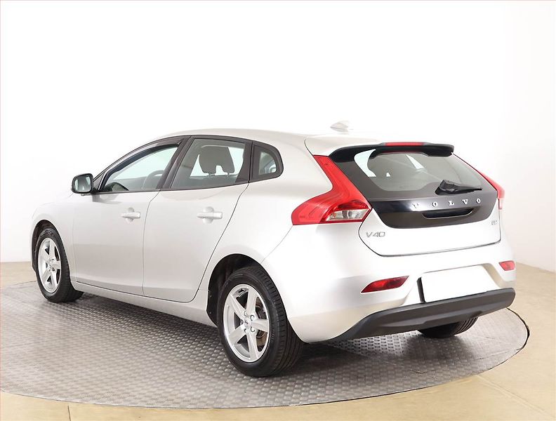 Volvo V40 (2016) 2.0 D2, Serv.kniha - fotka 4 z 16