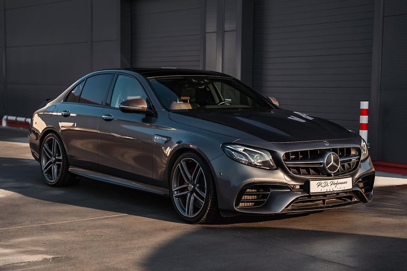 Mercedes-Benz Třídy E (2017) E63S AMG 4Matic+ V8 Biturbo - fotka 6 z 99
