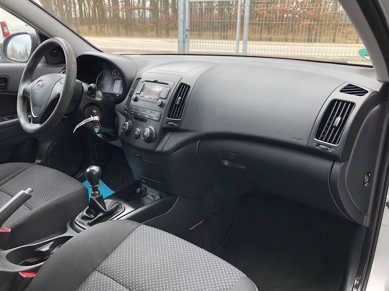 Hyundai i30 (2009) 1.4 16V - fotka 16 z 33