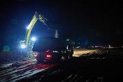 Na stavbě dálnice D11 se pracuje i za tmy