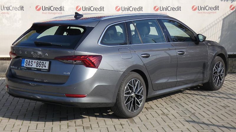 Škoda Octavia Combi 2,0 TDI Style 4x4 DSG 11 - fotka 3 z 26