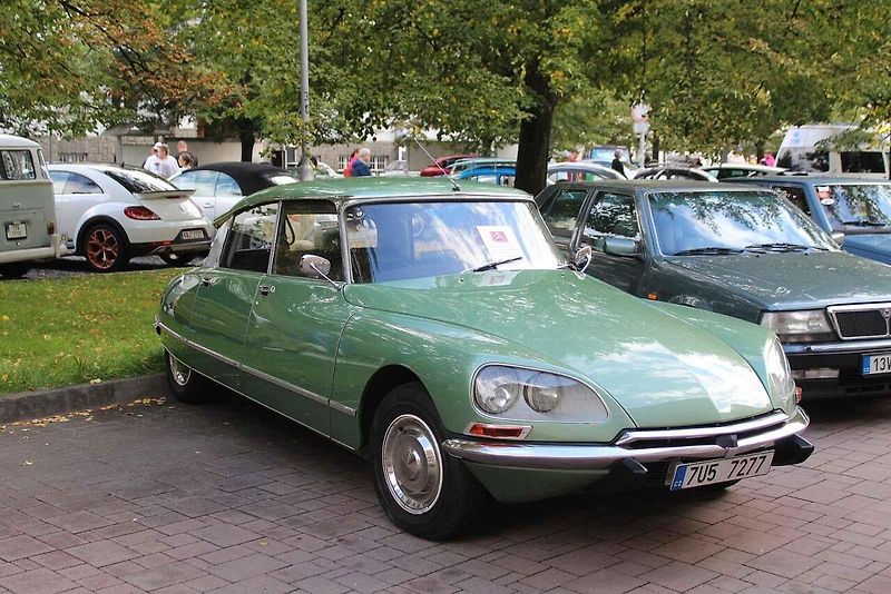 V severočeském Litvínově se uskutečnil premiérový Autofest. Na snímku je luxusní Porsche 911 Spirit.