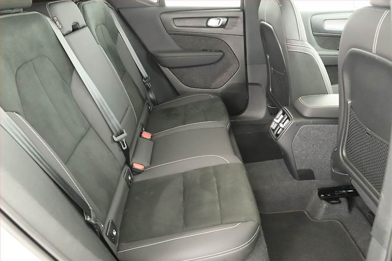 Volvo XC40 (2023) B3 - fotka 7 z 18