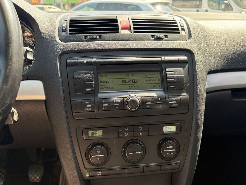 Škoda Octavia 1.6 Combi - fotka 9 z 14