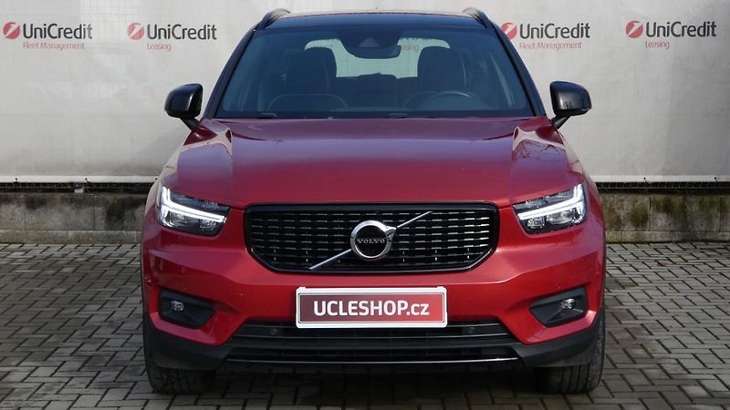 Volvo XC40 B4 AWD R-Design - fotka 2 z 21