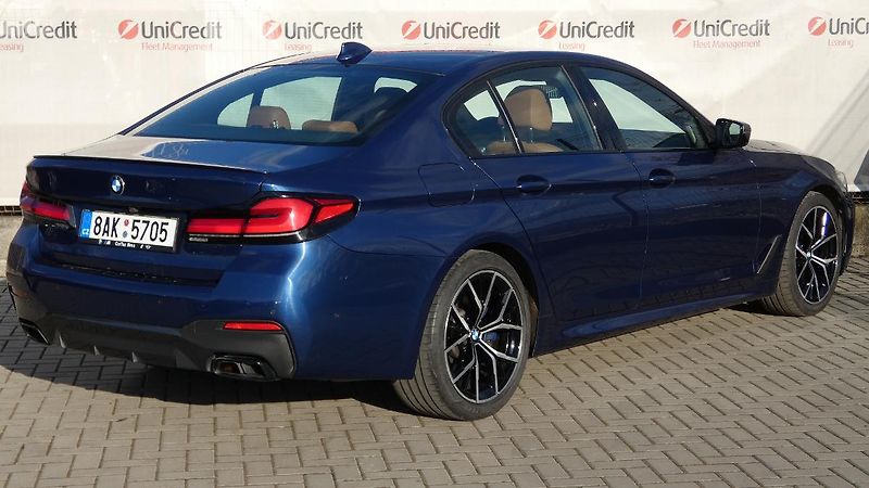 BMW Řada 5 M 550i xDrive - fotka 3 z 25