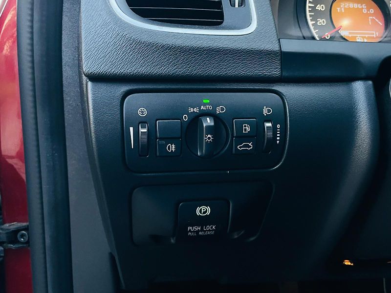Volvo V60 2.0D4 5VÁLEC SERVISKA TAŽNÉ - fotka 40 z 48
